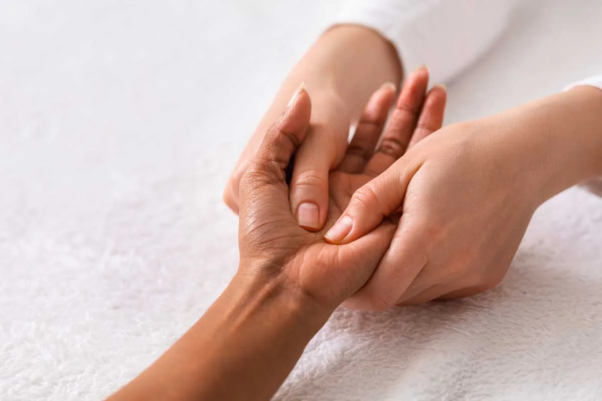 Massage et soin des mains aux huiles essentielles doTERRA